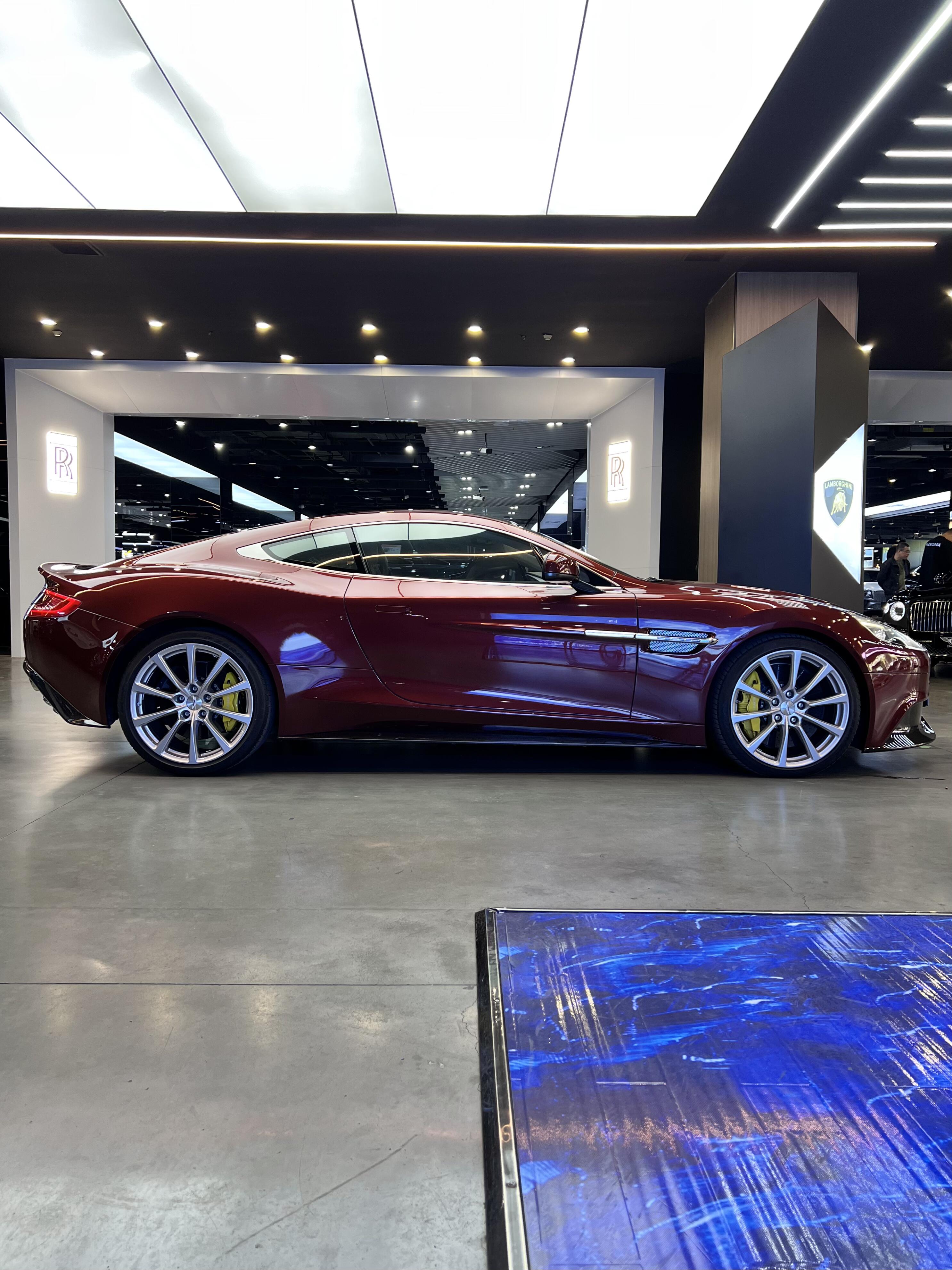 阿斯顿马丁完胜迈凯伦，诺里斯惊艳四座