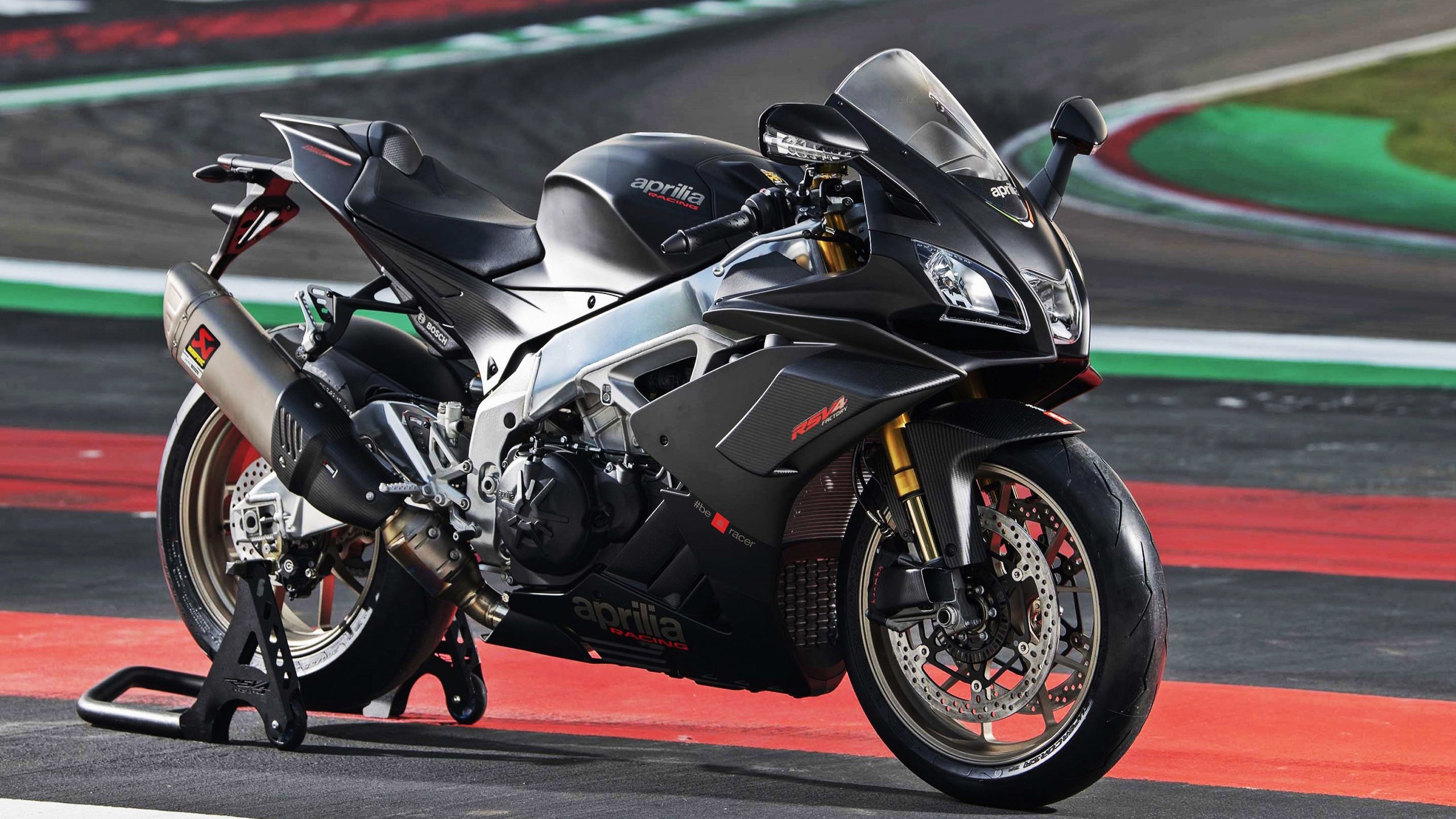 东方的墙，北欧的矛，当德甲争冠战的命门，系于一场跨越大陆的封锁